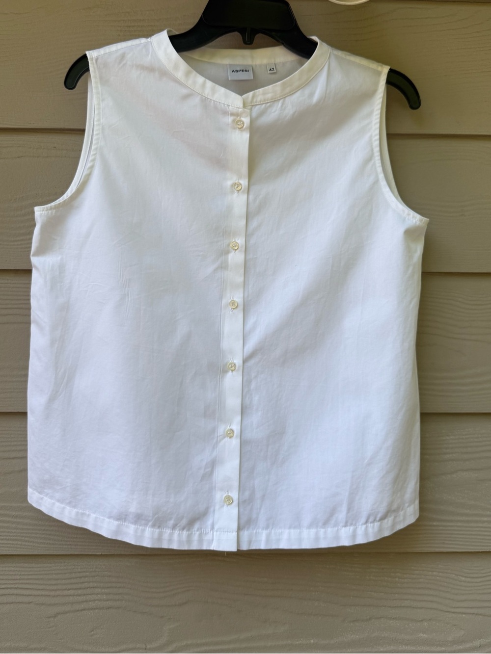 ASPESI
Clean White Sleeveless Button-Front Top
